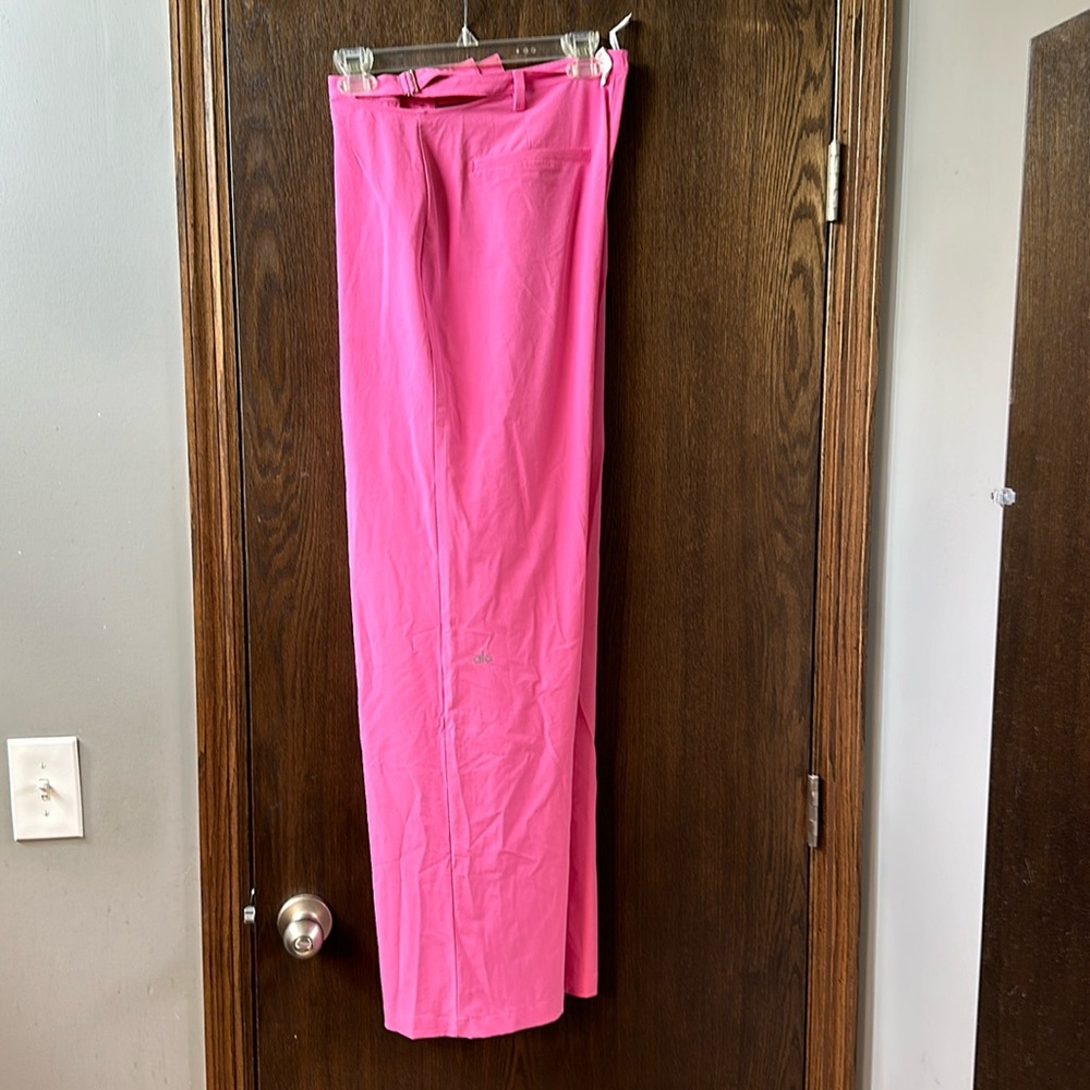 Alo Mid Rise Show Down Trouser. Size M. Pink